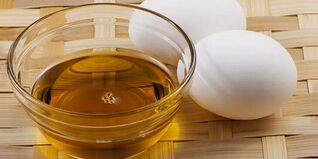 Uova con olio per la preparazione di unguento curativo