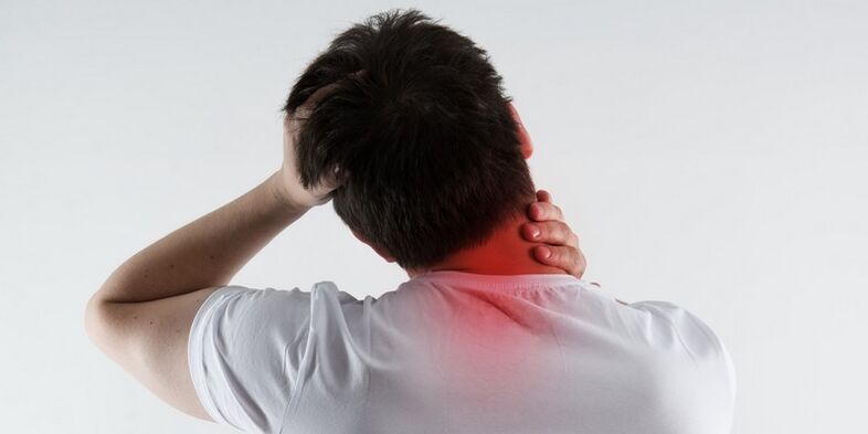 dolore al collo dell'uomo