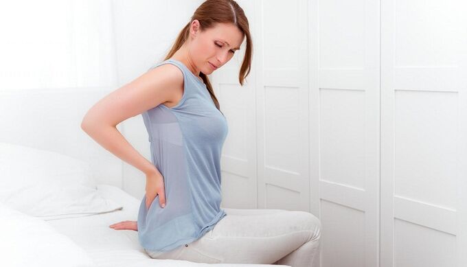 La donna si preoccupa per il mal di schiena