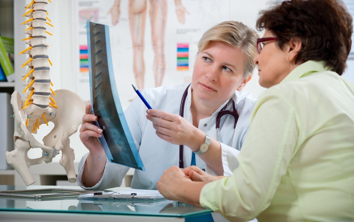 il medico fornisce raccomandazioni per l'osteocondrosi cervicale