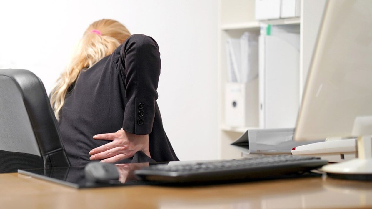Una donna è preoccupata per il dolore nella regione lombare